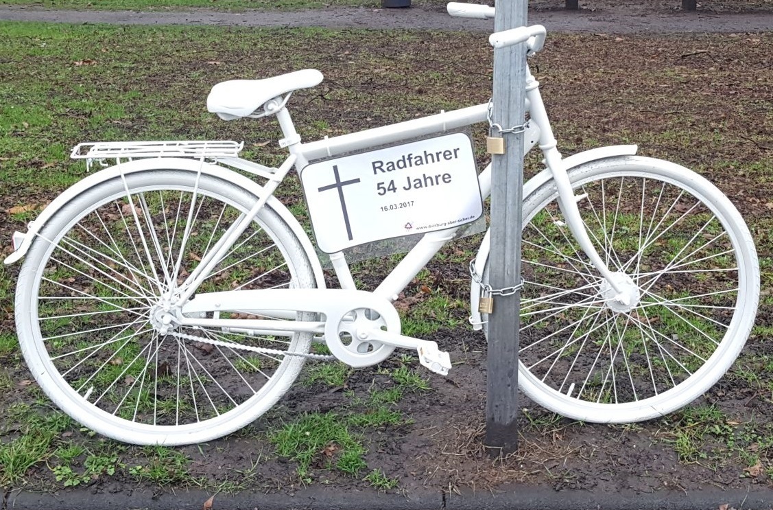 Dieses „Geisterrad“ soll Autofahrer daran erinnern, aufmerksam zu fahren und auf Radfahrer zu achten. Foto: Stadt Duisburg