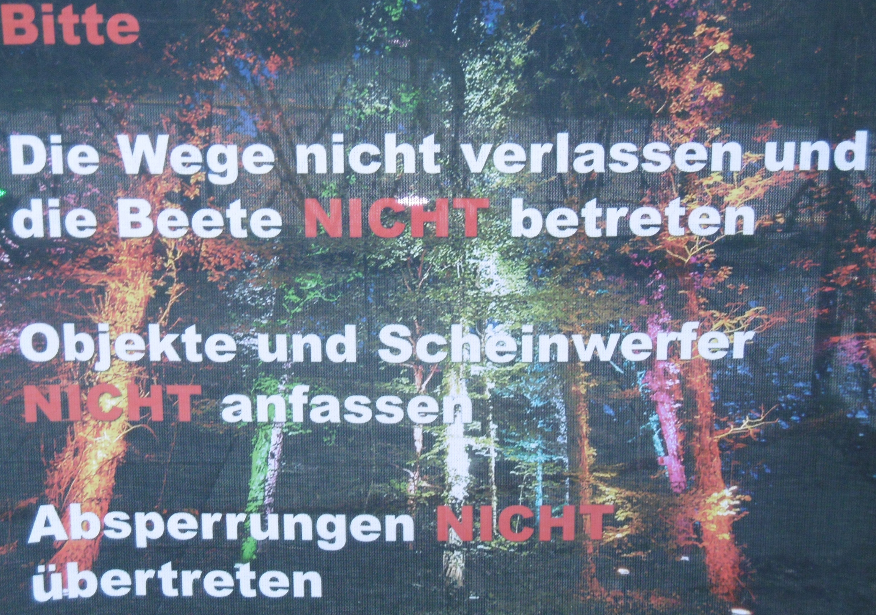 ...Hinweis-Schilder in der Essener´GRUGA (Parkleuchten)