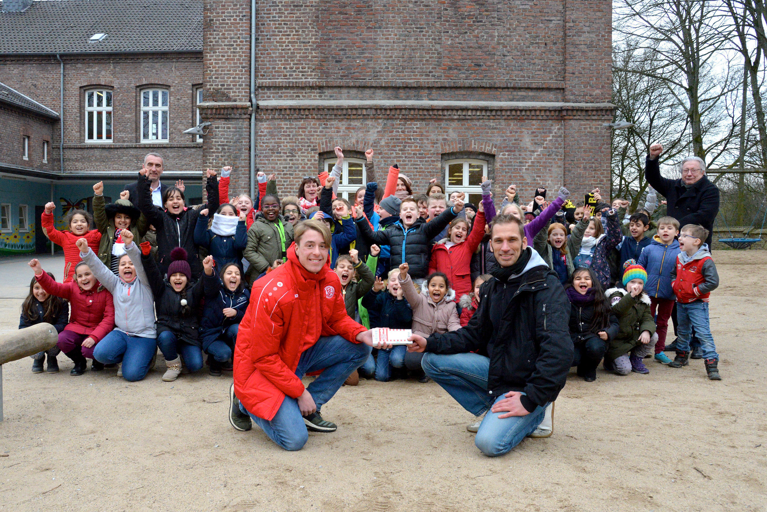 Schöner Besuch in der Nachbarschaft: An der Borbecker Dürerschule startete der Rot-Weisse Ganztag ins neue Jahr.
Fotos: Capitain/EC