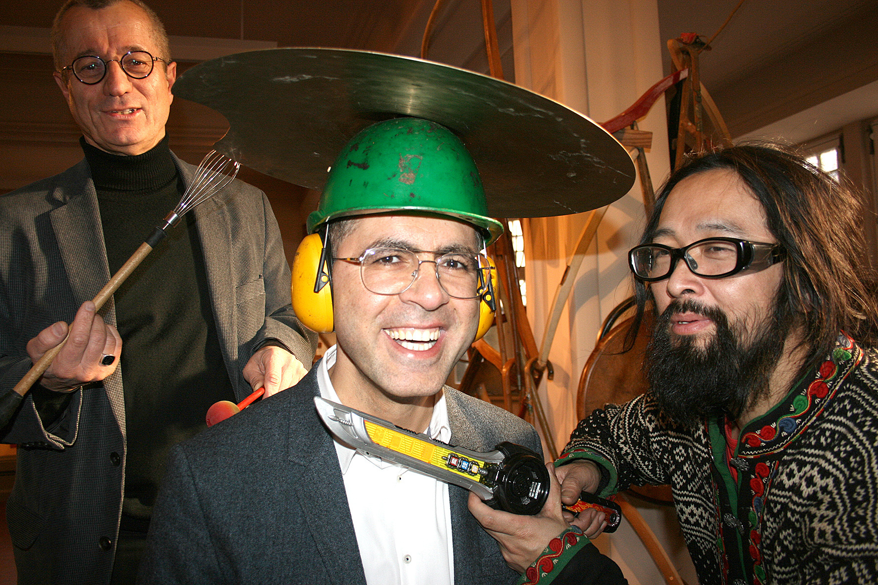 Museums-Chef Dr. Tayfun Belgin, Kurator Ihsan Alisan und Künstler Taka Kagitoni freuen sich auf die Ausstellung im Osthaus-Museum.