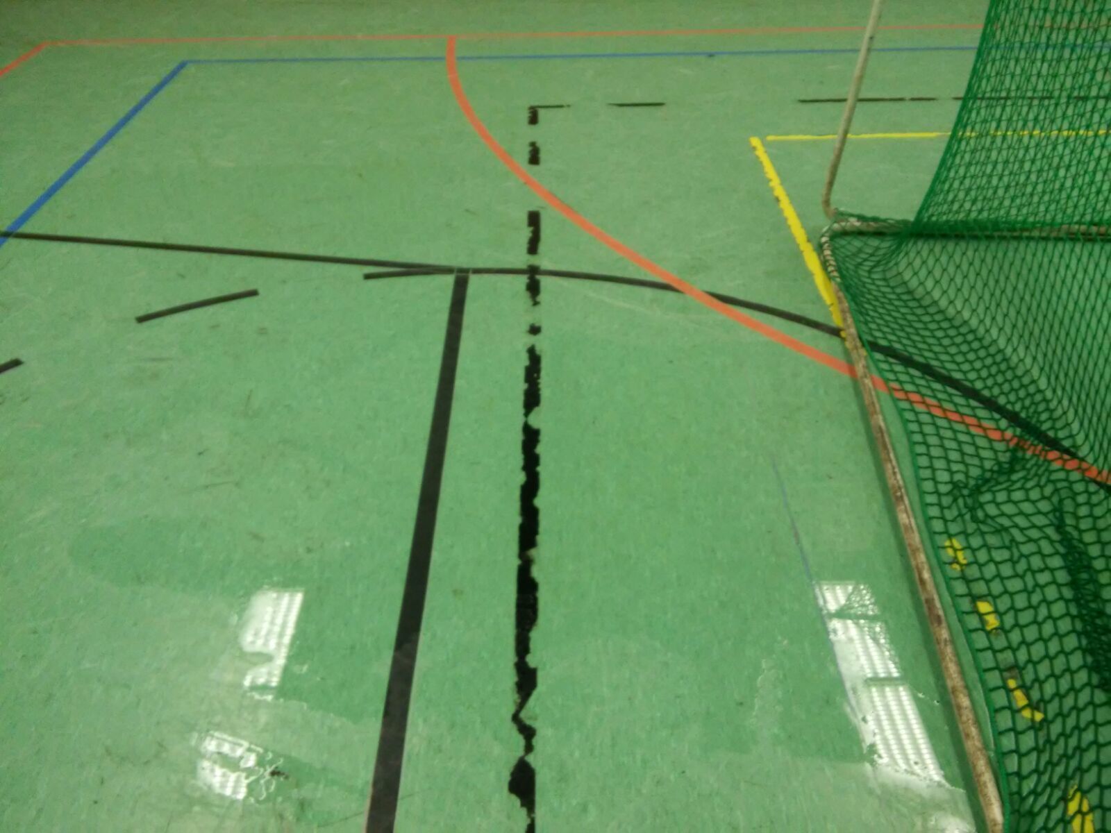 Kritik an der Decke: Das Dach der Sporthalle sei wasserdurchlässig.