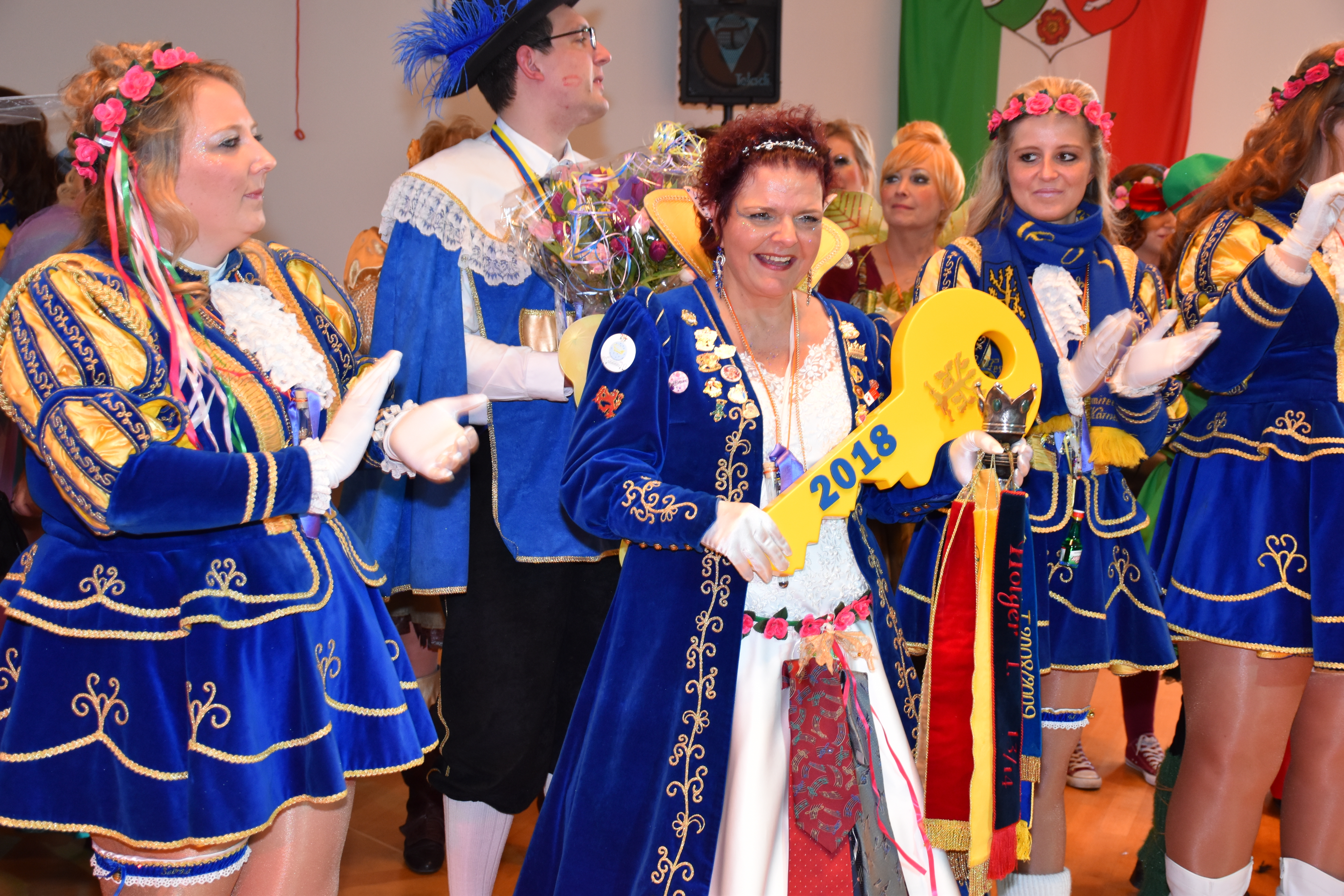 Karnevalsprinzessin Anja II. mit dem Schlüssel der Stadt.