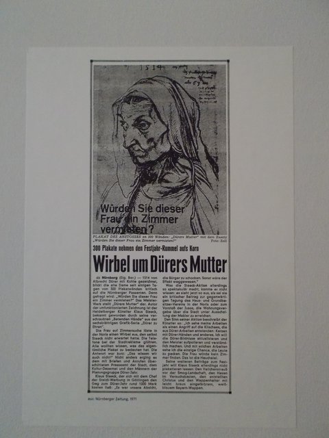 Der Siebdruck "Sozialfall" von 1972 erscheint auch als Plakat. Im Dürerjahr plakatiert Klaus Staeck das Portrait der Mutter Dürers mit der provokanten Frage "Würden Sie dieser Frau ein Zimmer vermieten?" in der Innenstadt Nürnbergs. Ein Seitenhieb auf den Wohnungsmangel. Die Reaktionen waren enorm.