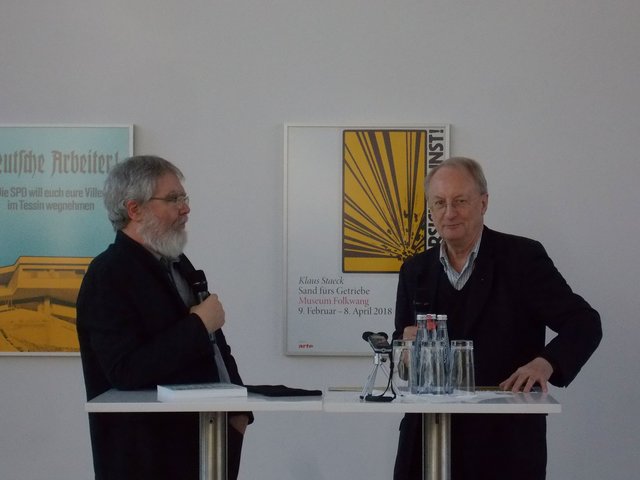 René Grohnert (Leiter Deutsches Plakat Museum) im Gespräch mit Klaus Staeck, bei der Vorstellung der Ausstellung "Sand im Getriebe" im Folkwang Museum.