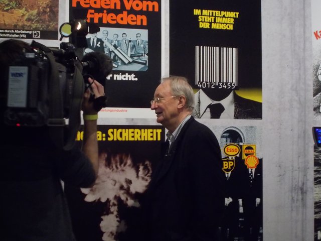 Klaus Staeck bei der Vorstellung seiner Ausstellung "Sand im Getriebe" im Museum Folkwang. Seine Arbeiten wurden bisher in mehr als 3000 Einzelausstellungen im In-und Ausland gezeigt.