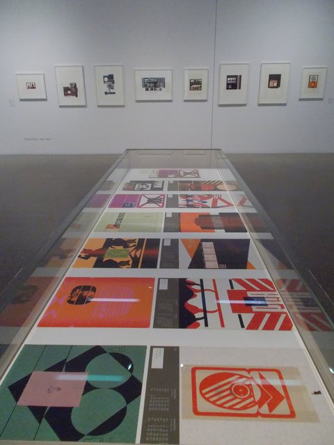 Holzschnitte (1964-1969 ) von Klaus Staeck. Blick in die Ausstellung "Sand im Getriebe" im Museum Folkwang.