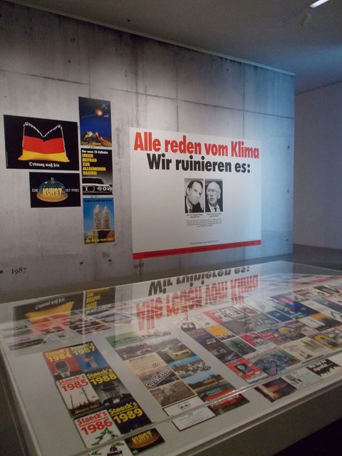 „Alle reden vom Klima, wir ruinieren es“, Plakat von 1988 für Greenpeace, mit den Köpfen der Vorstandsvorsitzenden der Hoechst AG und Kali Chemie. Das gab richtig Ärger und sorgte für  langwierige Prozessjahre.