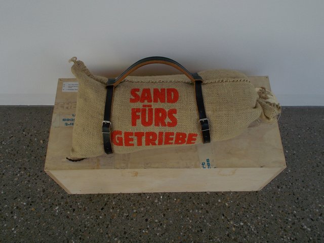 "Sand fürs Getriebe", Objekt von 1986, (für diese Ausstellung aktualsiert) und Namensgeber der Ausstellung im Folkwang Museum.