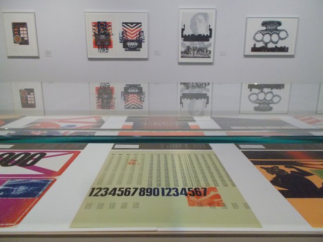 Siebdrucke (1969-1974) von Klaus Staeck. Blick in die Ausstellung "Sand im Getriebe" im Museum Folkwang.