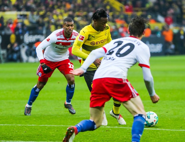 Michy Batshuayi (am Ball) erzielte in seinem zweiten Spiel für Dortmund seinen dritten Treffer.
