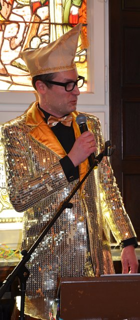 Frank Oberkampf in der Bütt. Beim Absatz seiner Rede "Wer soll das bezahlen, wer hat soviel Geld, wer hat so viel Pinke Pinke, wer hat so viel Geld" forderte er das Publikum zum Mitsingen und -schunkeln auf.