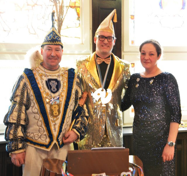 Der neue "Gockel", umrahmt von den Majestäten.