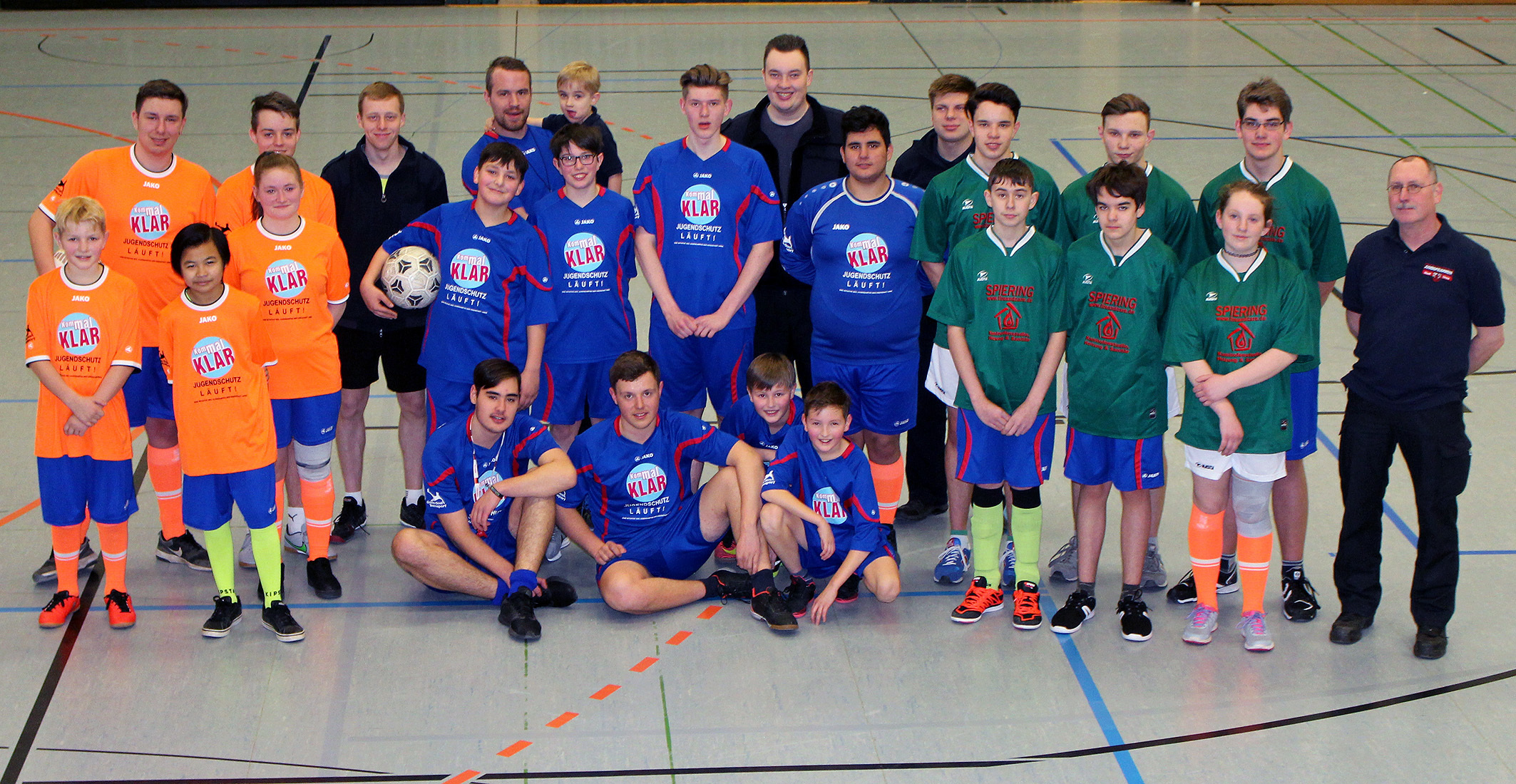 Fußballturnier der Jugenfeuerwehr Unna West Ost und Süd - Hier mit Stadtjugendfeuerwehrwart Hermann Lüer (rechts)