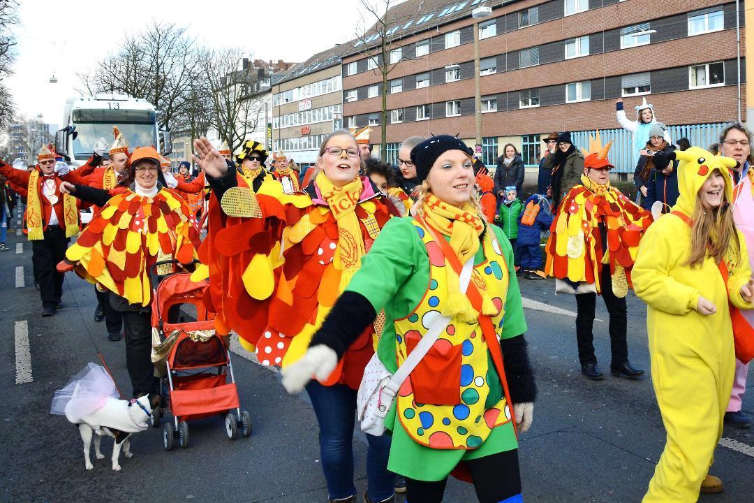 Fast am Ziel am Wall waren viele Karnevalsvereine mit Fußgruppen von der Nordstadt bis in die City gezogen.