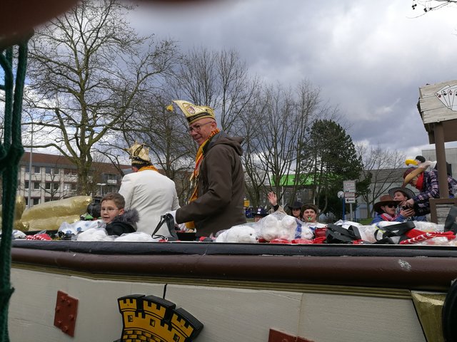Mülheims Oberbürgermeister Ulrich Scholten fuhr auf einem prächtigen Wagen vorweg.