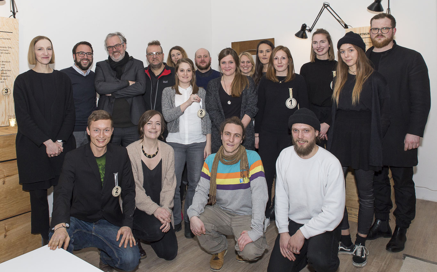 Präsentieren ihre Ideen bis zum Valentinstag im Brück-Center: die Preisträger mit der Jury.