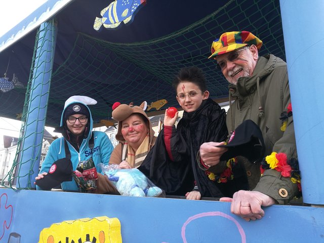 Mit auf dem Kinder-Wagen des Zuges (v. l.): Jona und Susanne Goede-Sahin, Philip Strunz, Manfred Weber.