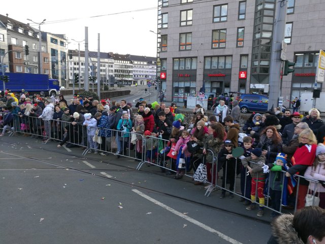 Nicht jeder lässt sich von einer Absperrung beim Kamelle-Sammeln stören.