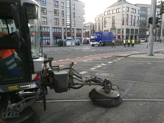 Wenige Minuten Nach Ende des Zuges kehrt Ruhe ein. Städtische Reinigungskräfte kehren Kamelle ein.