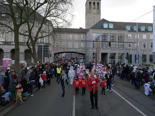 Kalt, aber sonnig: Der Rosenmontagszug in Mülheim hatte beste Bedingungen.