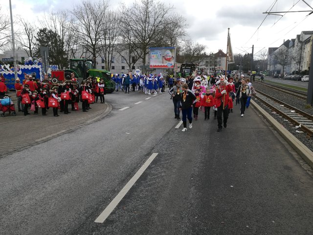 Fanfarenkorps marschieren sich warm.