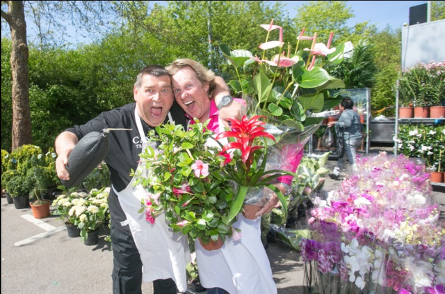 Wurst-Achim und der holländische Blumenkönig liefern sich ein Schreiduell.