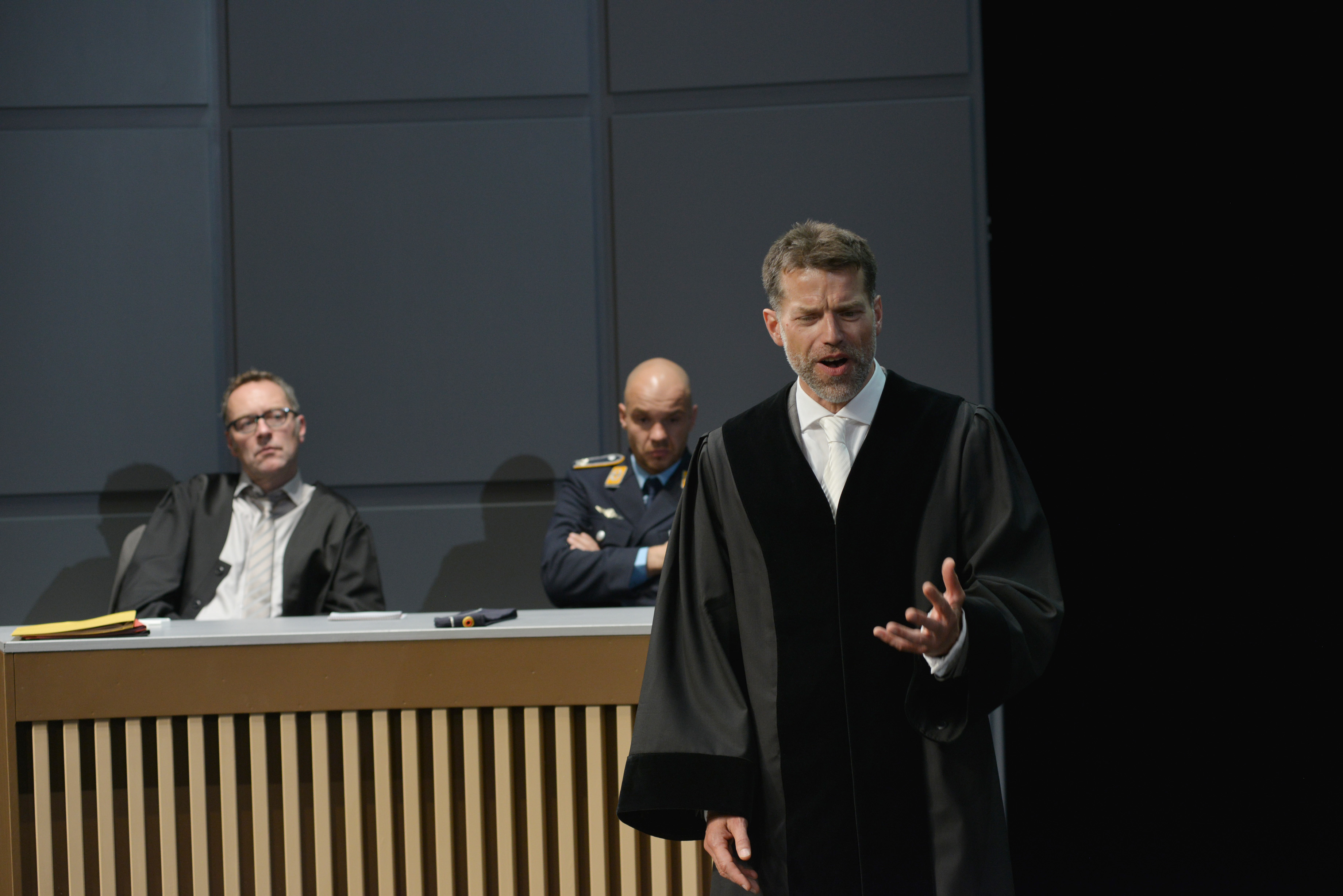 Johannes Brandrup (rechts) agiert im Gerichtssaal. Hier werden große Themen diskutiert.