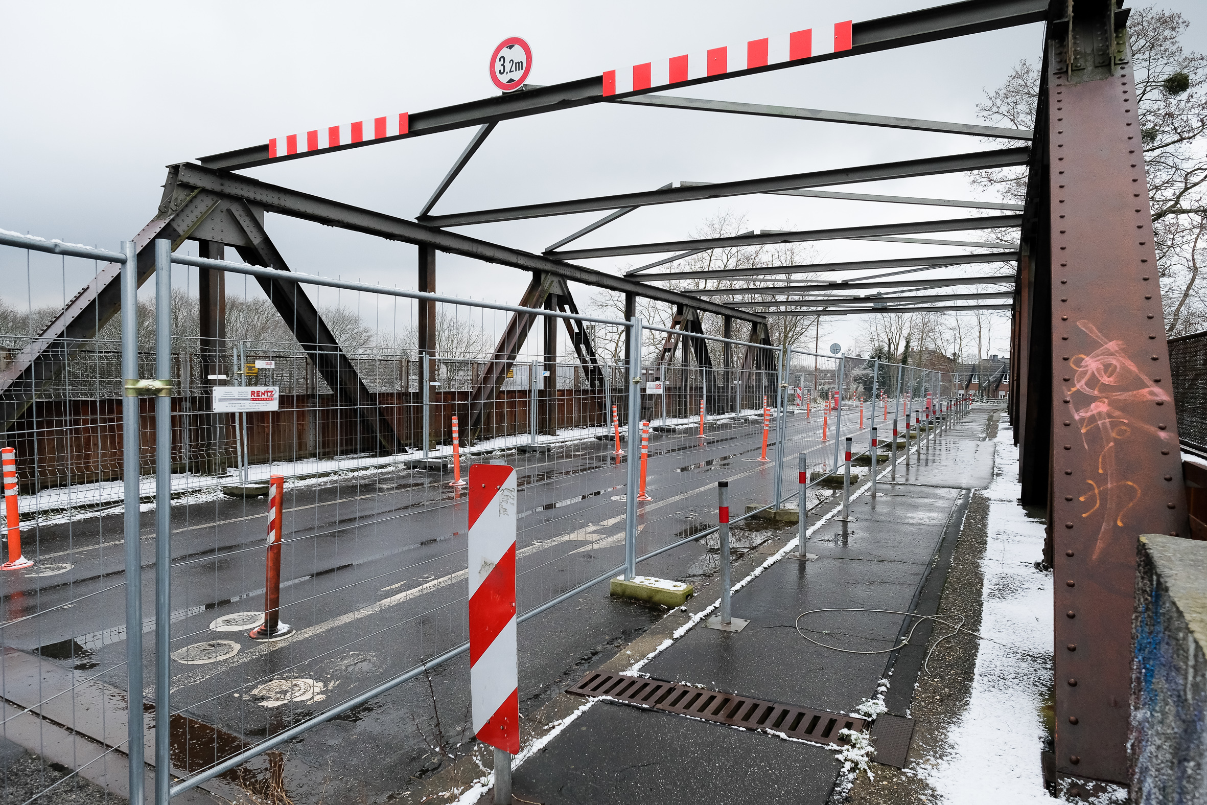Wann und ob hier wieder normaler Verkehr fließt, ist noch völlig unklar. Die Bürgerinitiative „Cölve-Brücke jetzt!“ fordert eine "umgehende Wiederherstellung".