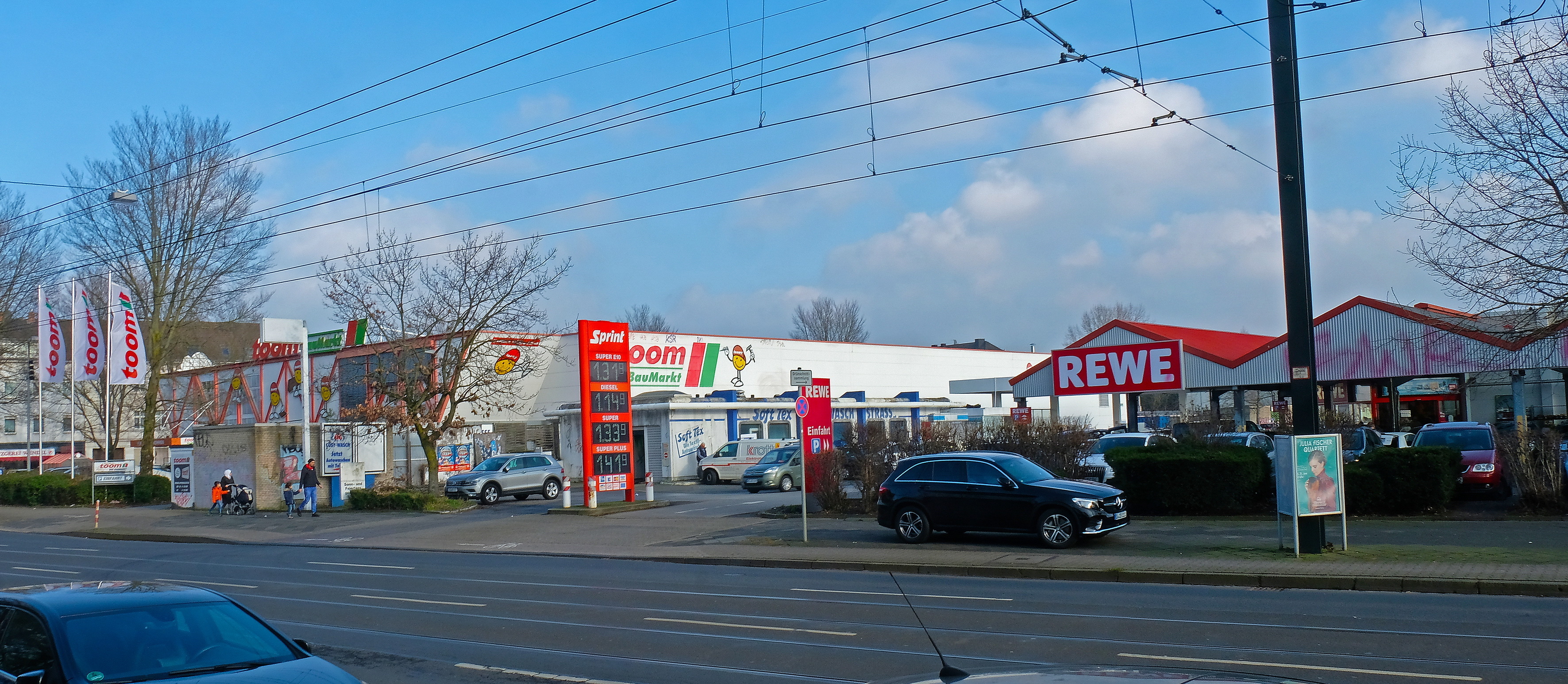 An der Ulmenstraße in Derendorf, an der Grenze zu Unterrath, plant Rewe einen riesigen Supermarkt und die Stadt will an der Ecke ein Hallenbad bauen. Die Flächen vom „toom“-Markt, der daneben liegenden Waschstraße und einer Tankstelle dahinter werden einbezogen. Foto: Budde