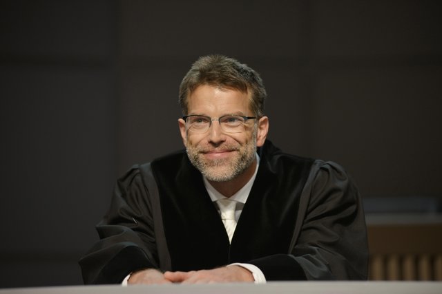 Johannes Brandrup in seiner Rolle als Richter. Foto: Bernd Boehner