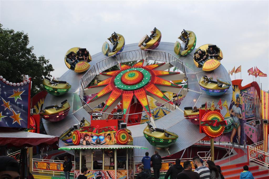 Der "Flipper", sowie viele andere Karussells sorgen für Nervenkitzel am Fredenbaum auf der Dortmunder Osterkirmes 2018.