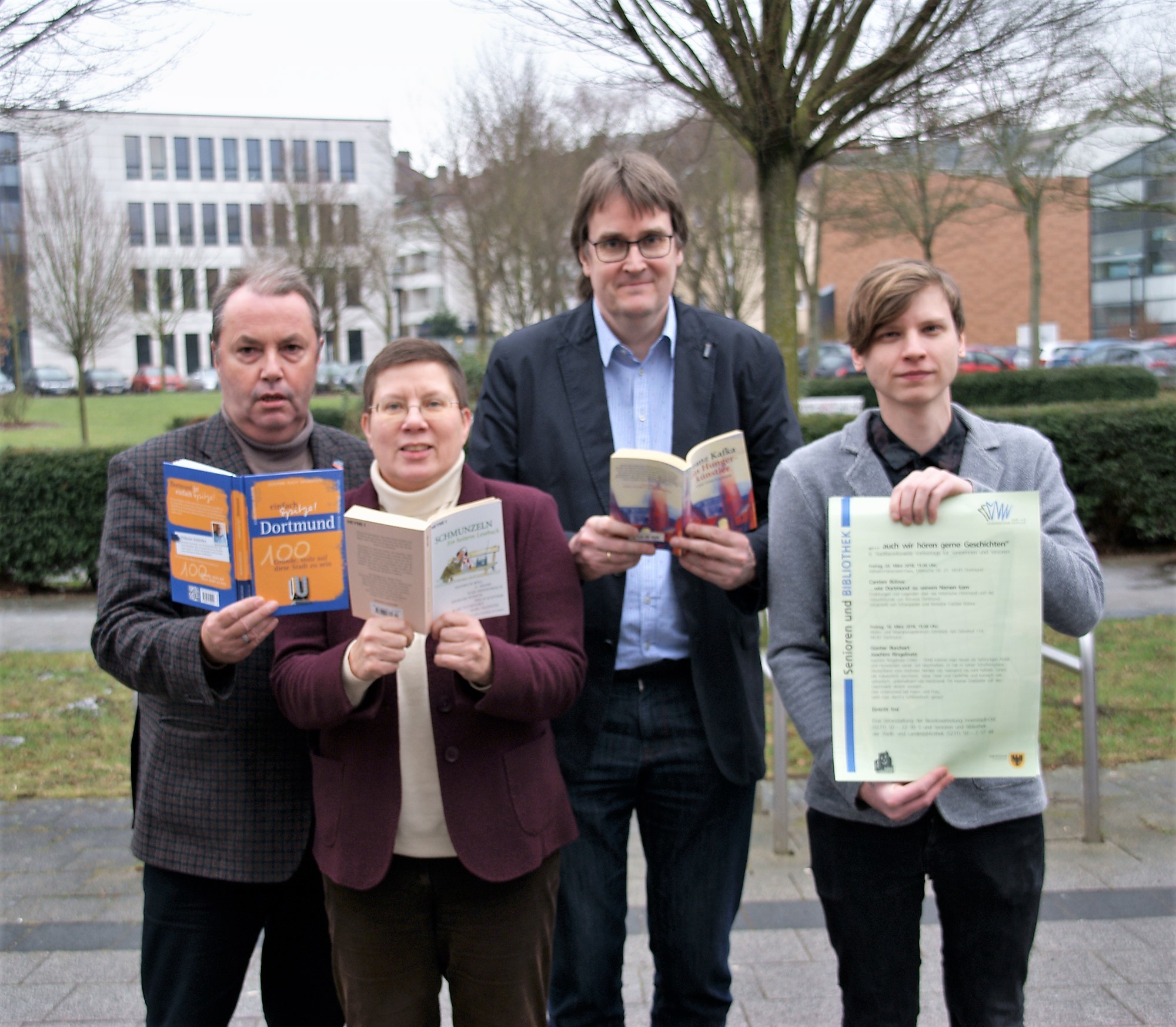 Einstimmung und Vorfreude auf die Vorlesungstage, v.l.n.r. Udo Dammer (Bezirksbürgermeister der Innenstadt-Ost), Birgit Zoerner (Dezernentin für Arbeit, Gesundheit und Soziales), Dr. Johannes Borbach-Jaene (Geschäftsbereichsleiter Bibliotheken, Direktor der Stadt- und Landesbibliothek) und Fabian Köser (Fachbereich „Senioren und Bibliothek“ der Stadt- und Landesbibliothek), Foto: Rüdiger Beck