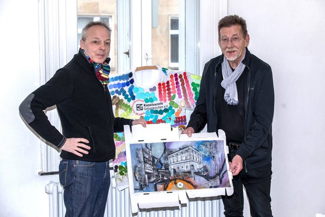Der Vorsitzende des Kunstvereins Gelsenkirchen Ulrich Daduna (rechts) und Uwe Gelesch richten gemeinsam die Ausstellungsräume in der Alten Villa in Buer her. Gezeigt werden anlässlich des 50. Jahrestages Faltschachteln, die von dem Verein verbundenen Künstlern gestaltet wurden. Freitag um 19 Uhr ist Eröffnung von "Kunst & Leidenschaft".