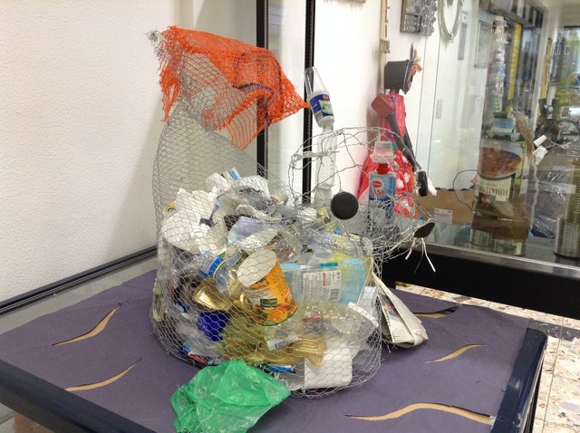 Eine Robbe aus Draht geformt und mit Plastikmüll gefüllt. Ein vielsagendes Werk: Wir sollten besser auf unsere Umwelt achten! Foto: jape