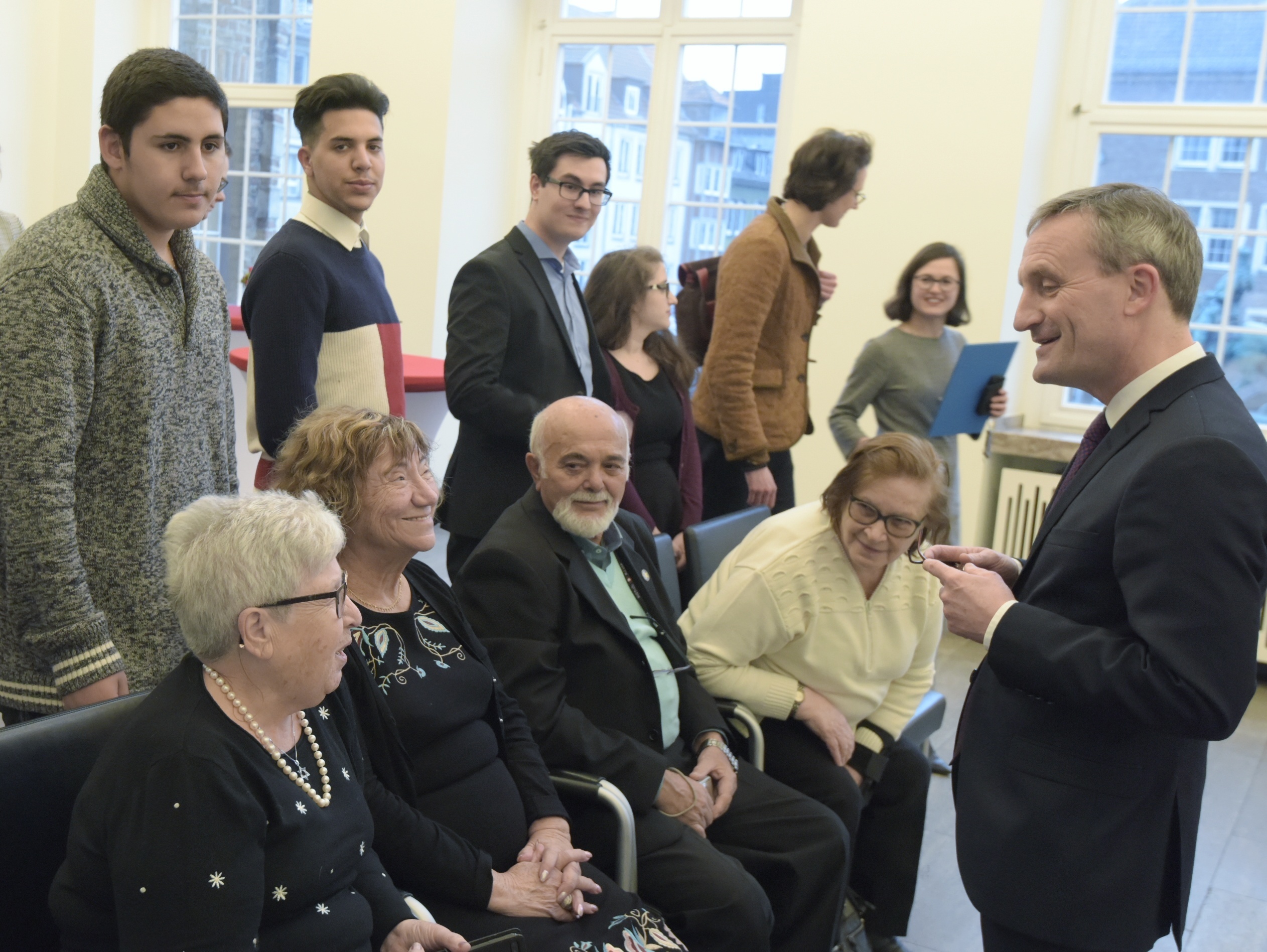 Oberbürgermeister Thomas Geisel (rechts) im Gespräch mit Überlebenden des Holocausts und ihren Enkeln im Jan-Wellem-Saal des Rathauses. Foto: Stadt Düsseldorf/Wilfried Meyer