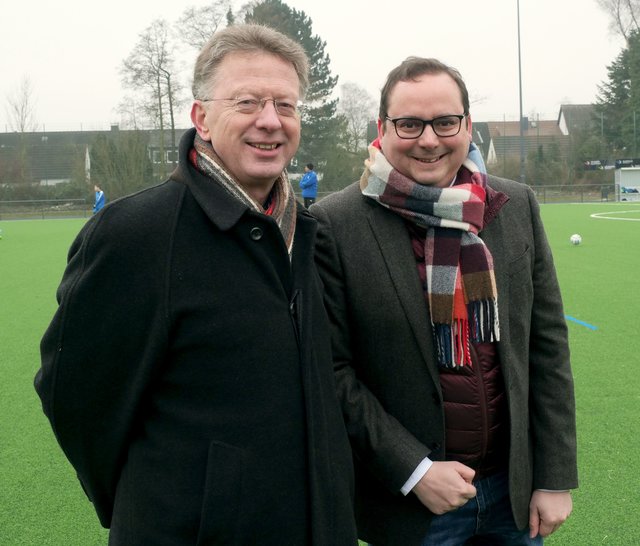 Einweihung Kunstrasenplatz Sportanlage Föhrenweg  2 am 10.02. 2017 mit Oberbürgermeister. Auf dem Foto: Betriebsleiter SBE Michael Kurtz und OB Thomas Kufen