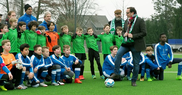 Einweihung Kunstrasenplatz Sportanlage Föhrenweg  2 am 10.02. 2017 mit Oberbürgermeister. Auf dem Foto: OB Thomas Kufen  mit den  kleinen Fußballern von Haarzopf und Schönebeck.