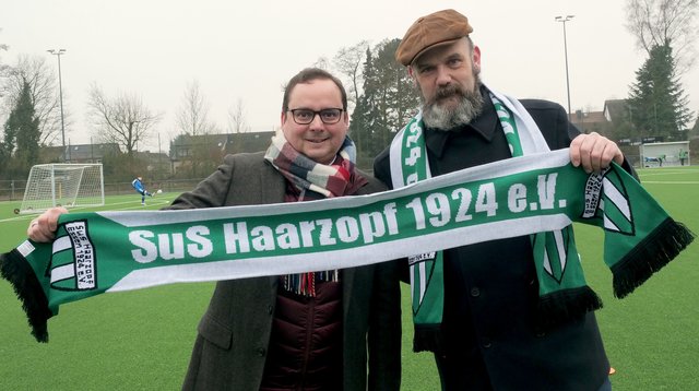 Einweihung Kunstrasenplatz Sportanlage Föhrenweg  2 am 10.02. 2017 mit Oberbürgermeister. Auf dem Foto: OB Thomas Kufen und Ulrich Ostermann.