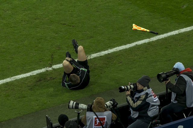 Kurioses auf Schalke: Ein Linienrichter knickte in der zweiten Halbzeit um und musste mit einem Bänderriss ausgewechselt werden.