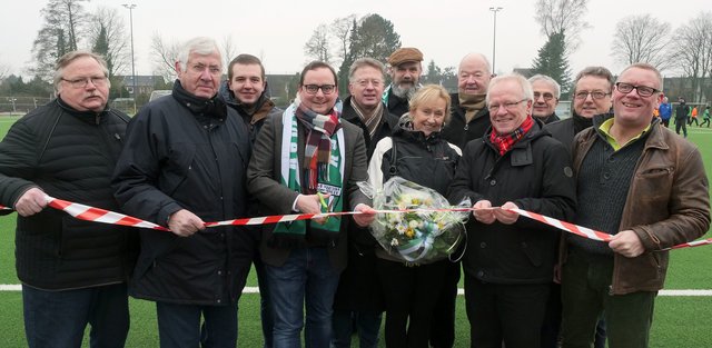 Einweihung Kunstrasenplatz Sportanlage Föhrenweg  2 am 10.02. 2017 mit Oberbürgermeister. Auf dem Foto: OB Thomas Kufen zerschneidet das Band.