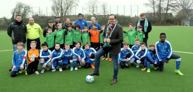 Einweihung Kunstrasenplatz Sportanlage Föhrenweg  2 am 10.02. 2017 mit Oberbürgermeister. Auf dem Foto: OB Thomas Kufen  mit den  kleinen Fußballern von Haarzopf und Schönebeck.