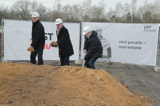 Bürgermeister Dirk Glaser (mitte), Stadtwerke-Geschäftsführer Jürgen Wille (rechts) und List-Geschäftsführer Dirk Rehaag beim symbolischen ersten Spatenstich. Foto: Römer