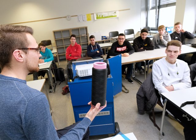Wer bei Garn und Spindel zuerst an Dornröschen denkt, guckt zu viele Märchenfilme. Auch Maschinenbauer haben mit diesem Thema zu tun, sie stellen, erklärte Stefan Oertel den Schülern. | Foto: Michael Kaprol