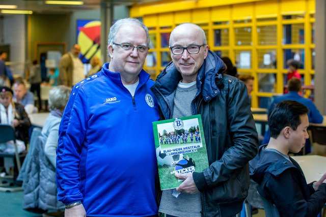 Bürgermeister Fred Toplak (r., hier mit BWWL-Chef Joachim Möller) hat natürlich auch bereits ein Sammelalbum.