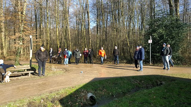 Die Feld- und Waldwege rund ums Dorf Holthausen sind bestens geeignet für den Ostfriesen-Sport Boßeln.