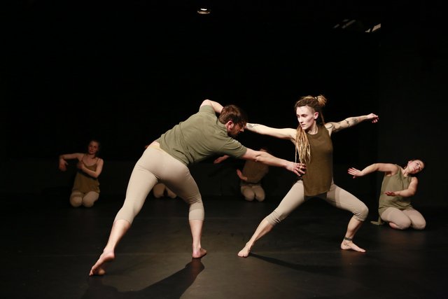 Das Duett zeigt Judith Binias und Daniel Schymik in NIEMANDSLAND
