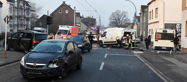 Im Einsatz befanden sich circa 80 Einsatzkräfte von Feuerwehr und Rettungsdienst, auch aus Kamen und Unna. Foto: Feuerwehr Dortmund