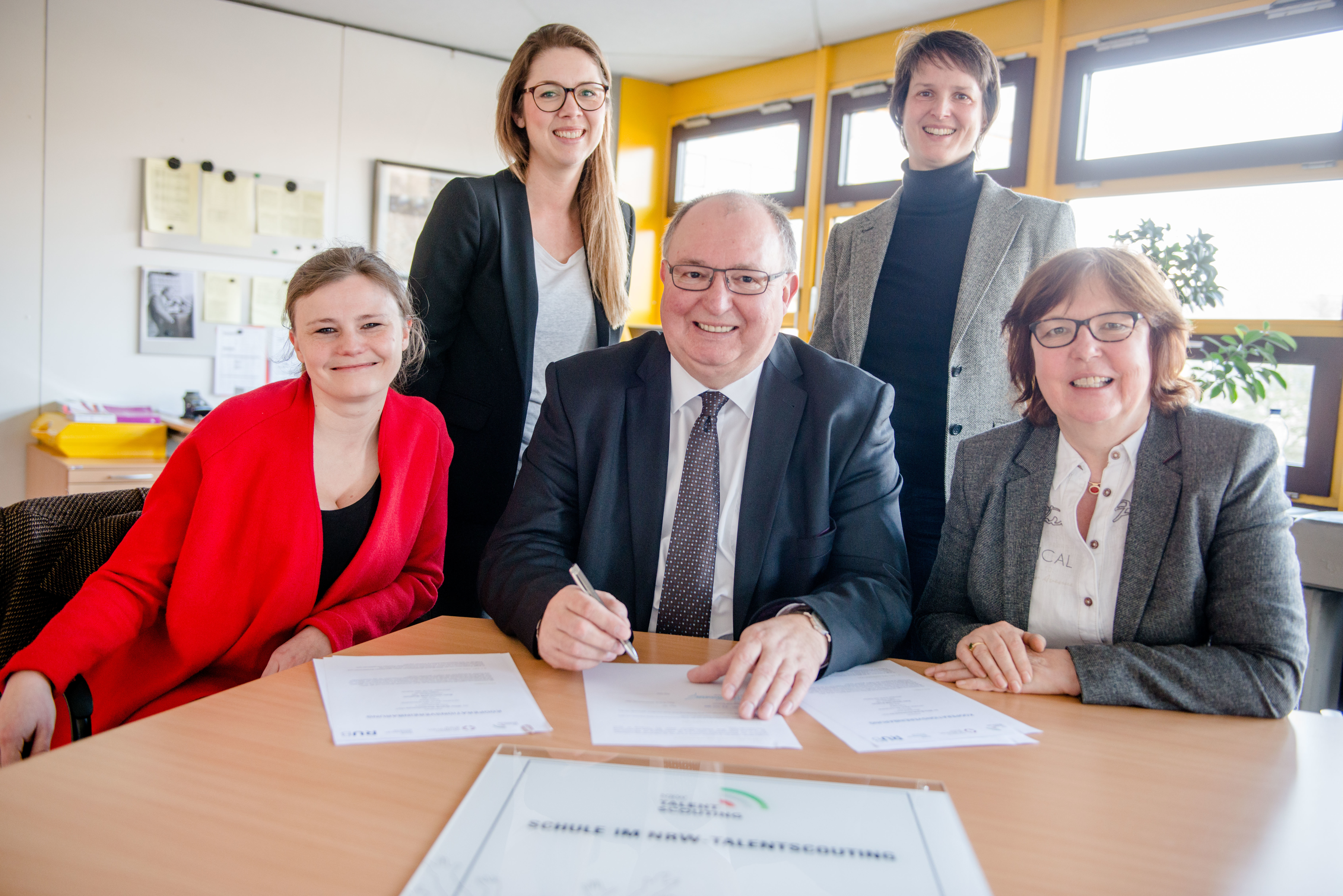 Freuen sich über die gute Zusammenarbeit mit Projekt Talentscouting (v.li.): Julia Zielberg (Talentscouting RUB), Mira Stepec (Talentscouting RUB), Theo Sylla (Schulleiter), Kira Bennarend und Renate Zimmer (beide Willy-Brand-Gesamtschule).