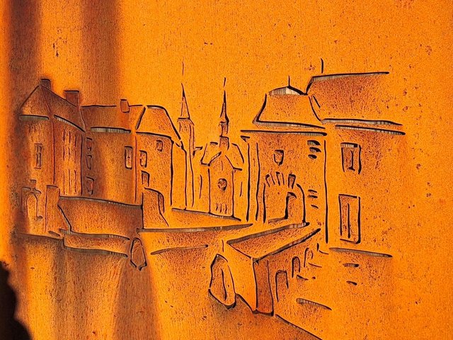 Motiv "Schloss Wissen" auf der Eisenstele vor Eisdiele Alpago in Weeze