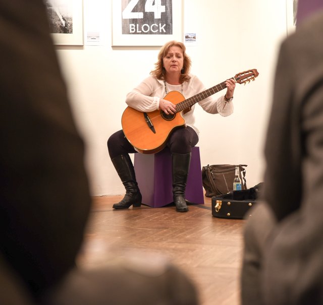 Die aus Polen stammende Sängerin Iwona Bialek bereicherte das Programm mit Liedern in Polnisch, Jiddisch und Hebräisch. Foto: Shantan Kumarasamy
